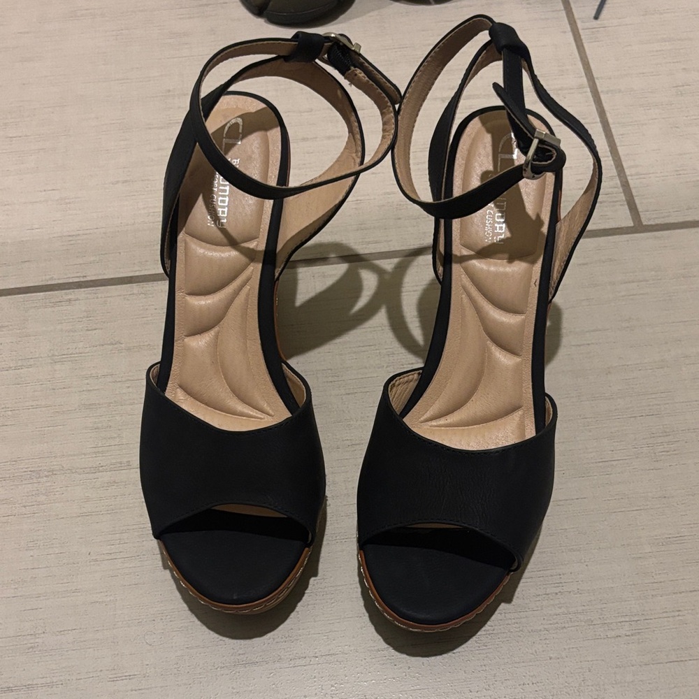 CL by Laundry Black Wedge Sandals